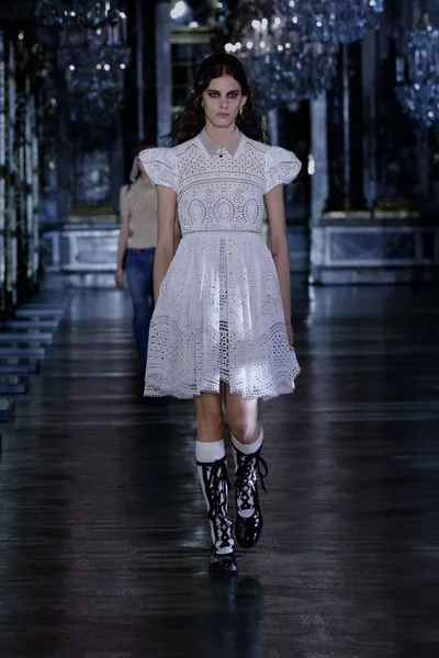 Look 18